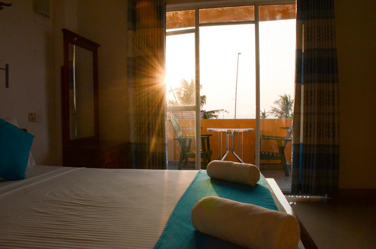 Yoho Beach Glory Hotel Negombo Buitenkant foto